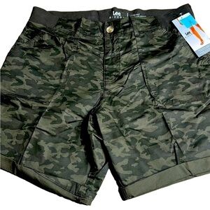 Y2K,Green Camo cotton Shorts ,NWT,sz 16.
Elastic waist band in back,comfy,casual